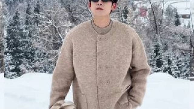 随随便便都能出片的双排扣毛衣 #毛衣穿搭 #毛衣 #秋冬就是男生穿搭的主场