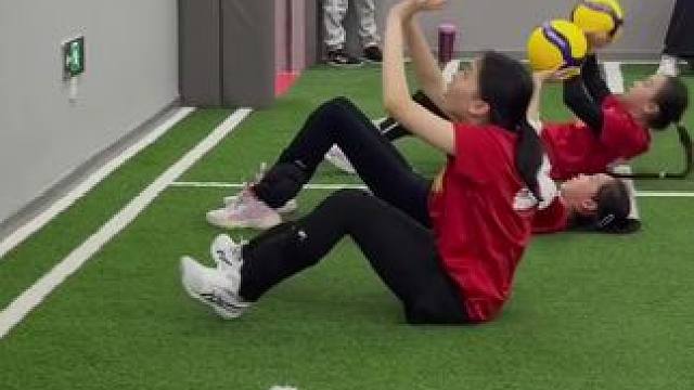 家人们，福安大街柒号运动馆的青少年排球体验课太宝藏！59.8元，还提供专业用球。打球超带劲，教练氛围