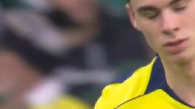 格雷禁区内潇洒转身凌空抽射，维克托侧身扑出。看英超，上咪咕视频 #诺丁汉森林  #热刺