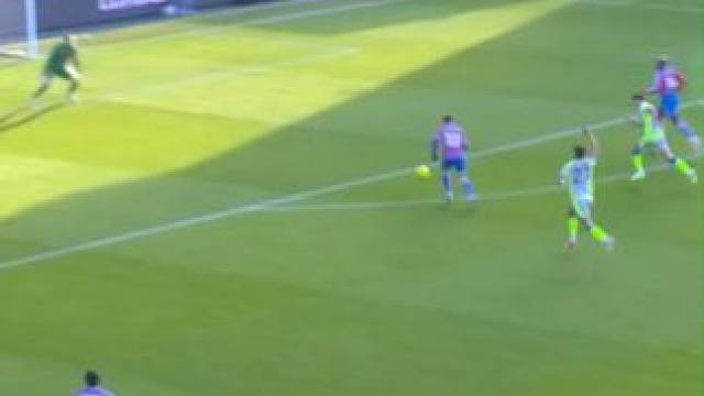 差之毫厘~皮诺单刀射门击中横梁。看英超，上咪咕视频 #水晶宫 #曼城