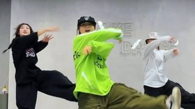 今年的圣诞hiphop舞蹈来了，老舞配上新的bgm #耶子编舞 #hiphop基础 #圣诞舞蹈 #抖