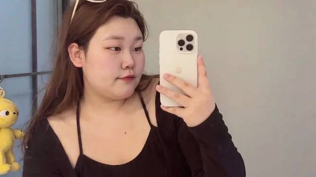 大家好 我是六号女嘉宾 来自内蒙古
我的爱情宣言是：不会洗衣做饭不吃葱姜蒜