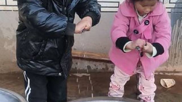 老大老二挺勤快的。#农村孩子