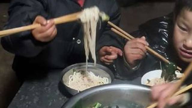 孩子们挺喜欢吃米线的。#农村孩子