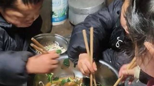 孩子们挺喜欢吃米线。#农村孩子