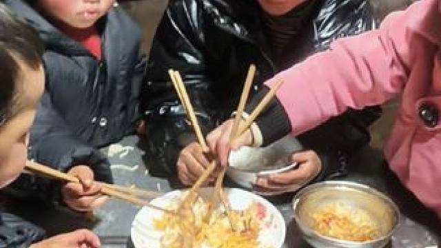 今天炒鸡蛋吃。#农村孩子