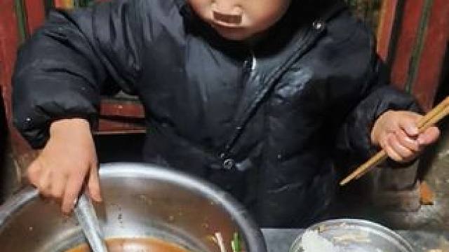 小双自己添饭吃。#农村孩子