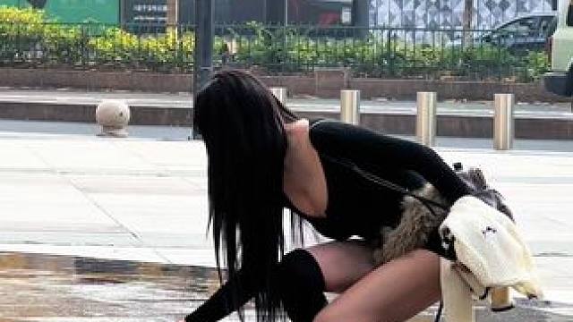 其实没必要硬上迈巴赫，豪华专车也能接上这么好看的小姐姐 #