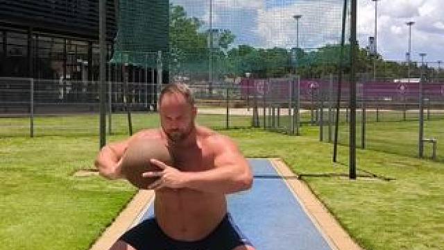 捷克铅球运动员托马斯·斯塔尼克 - 冬季在南非训练营的训练。 (PB 22.17米，身高1.9 米，