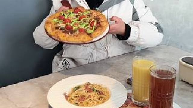 必胜客149.9的圣诞约会套餐来啦#必胜客 #必胜客10寸手作薄底披萨 #底薄料更多#圣诞奇幻之夜 