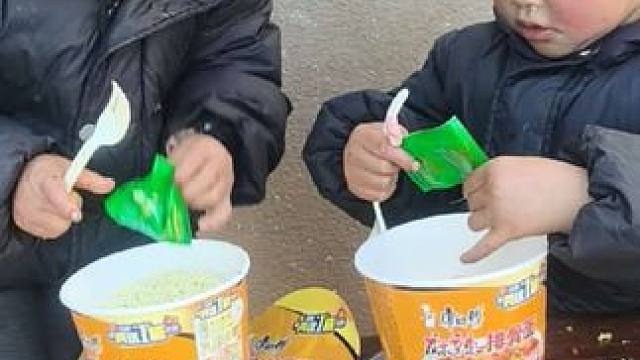 双双今天早上吃泡面。#农村孩子