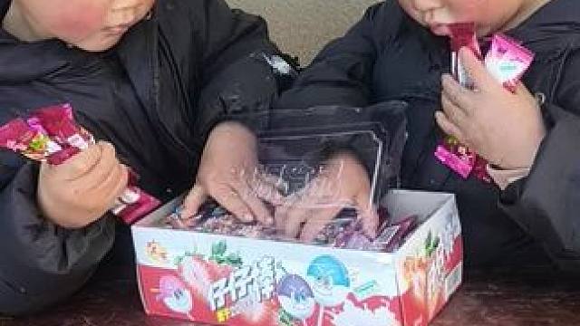 给孩子买了点糖。#农村孩子