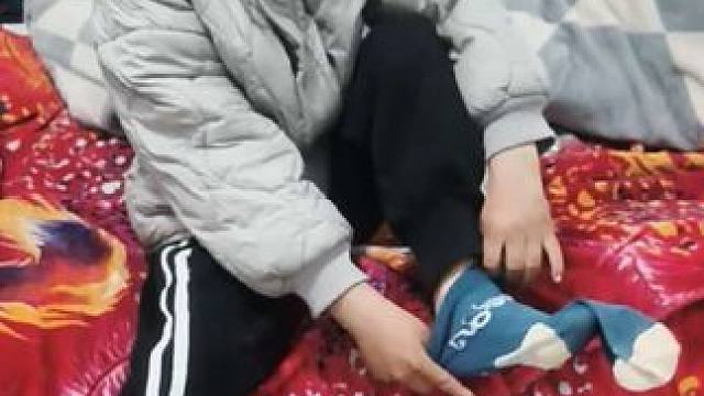 早上送老大老二去上学。#农村孩子