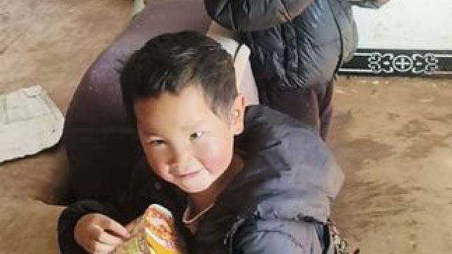 今天早上泡泡面吃。#农村孩子