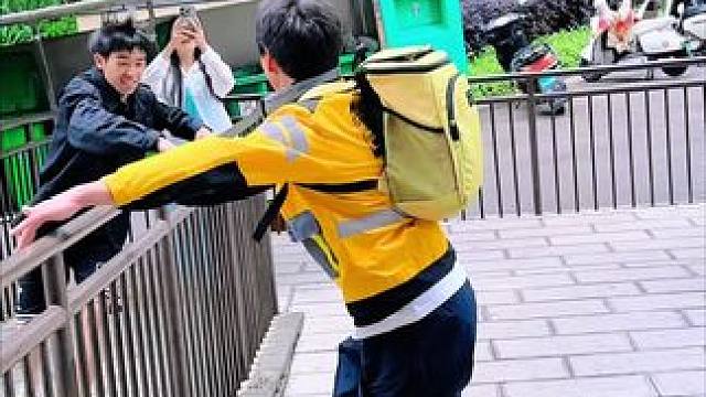 外卖小哥极限拉扯保安#跑酷 #户外运动