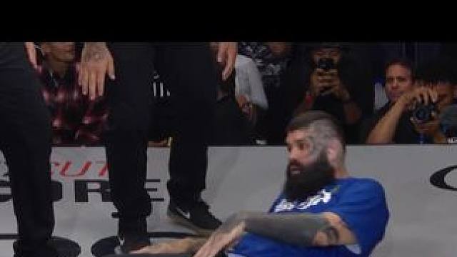 黑帮壮汉参加耳光大赛，被一巴掌打翻在地，医生急忙上台！