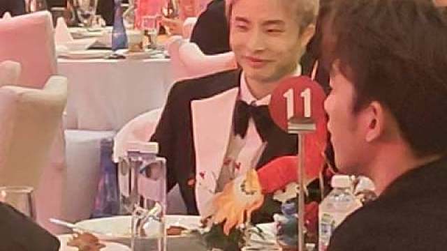 年度最佳男单：石宇奇 （假装惊喜一笑） ​​​