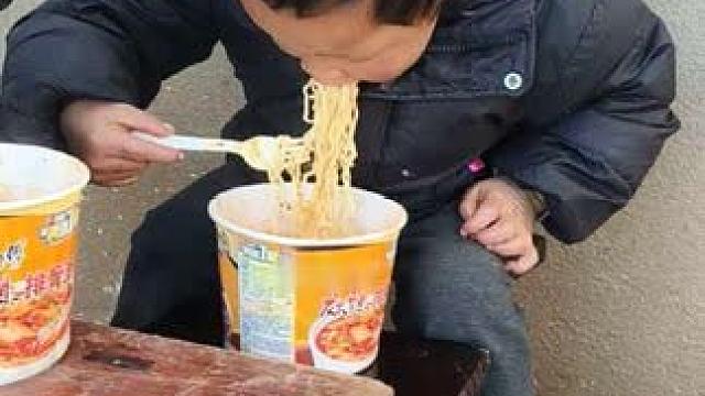 双双喜欢吃泡面。