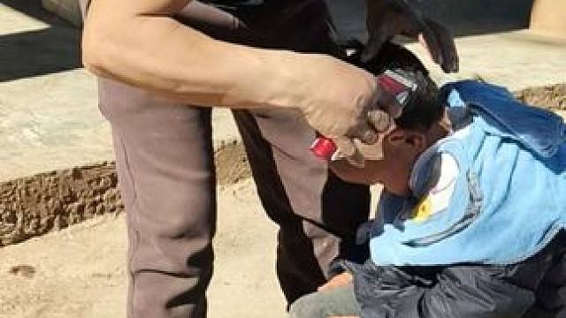 孩子的爸把孩子的头发剃了，有点长了。