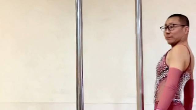有请国际钢管舞金奖兴兴老师闪亮登场