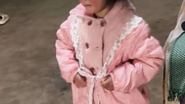 孩子的爸爸送孩子去上学。