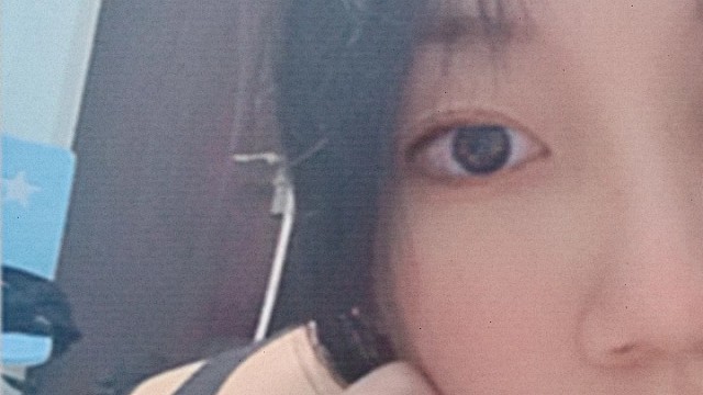 以前总看着你点烟对此毫无兴趣后来夹在手间的烟总是为你点燃。