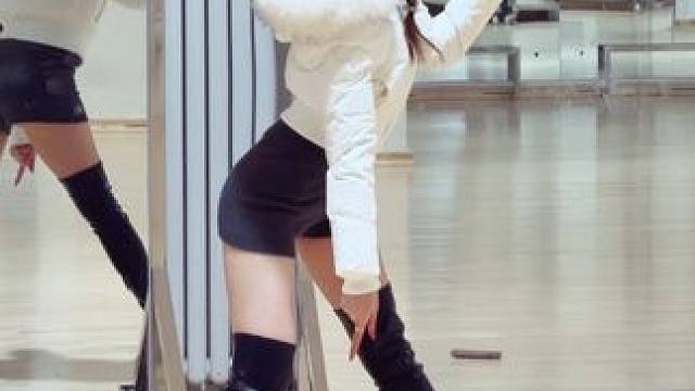 “她穿着miniskirt 好像宁艺卓站在这～”#宁艺卓 #短裙 #miniskirt #多加葱编舞