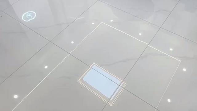 哎我去，扫把飞了，能不能砸到人？