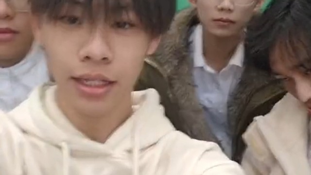 《不笑的是gay》