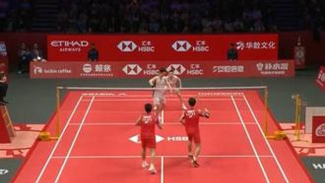 12月18日，背水一战的梁王组合直落两局（21-14、21-18）击败马来西亚“谢苏组合”谢定峰/苏伟译，拿下小组赛首胜。