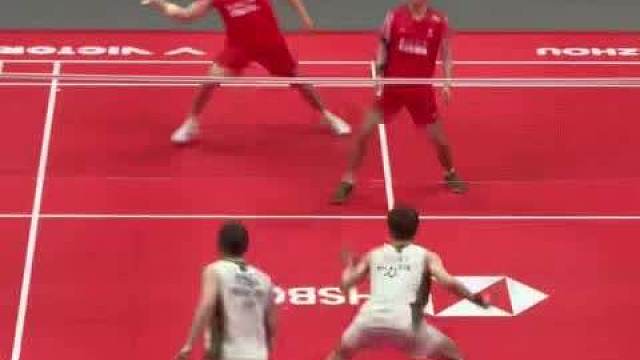 【】12月18日晚，2025年世界羽联年终总决赛小组赛第二轮，梁伟铿/王昶2比0战胜谢定峰/苏伟译。 ​​​