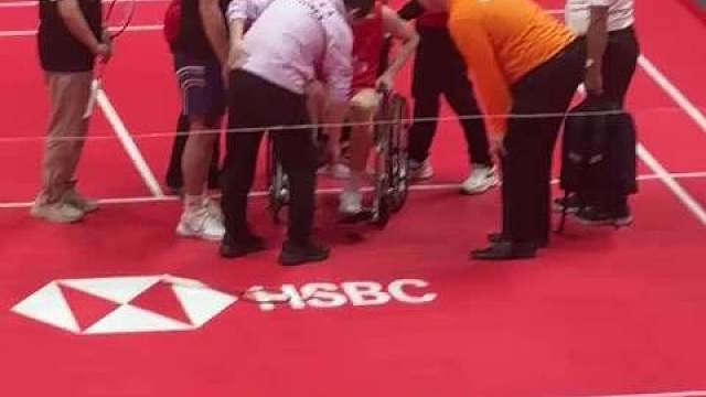 2025羽联年终总决赛 李诗沣在对阵周天成的比赛中。上网扑球时不慎扭身脚踝。不能继续比赛宣布退赛。倒地的李诗沣表情很痛苦，看得出应该还是伤的不轻，才不得不退赛，沣沣好好养伤，明年再战 ​​​