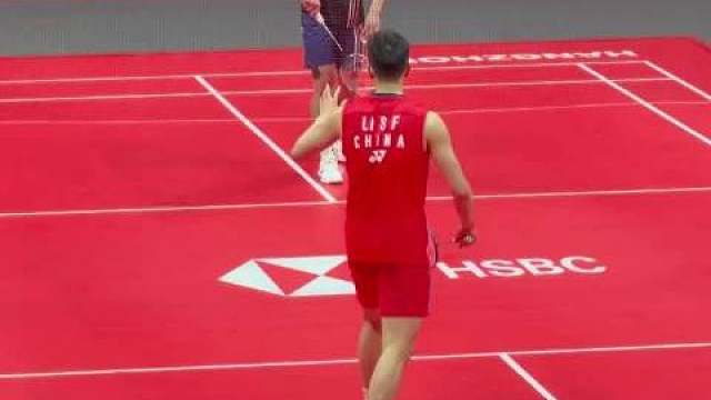 2025世界羽联年终总决赛男单小组赛，李诗沣对阵周天成。首局李诗沣21-14拿下，第二局14-11领先时不慎崴脚，无法坚持比赛，最终周天成获胜，李诗沣遗憾退赛。 ​​​