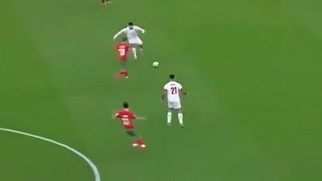 摩洛哥球员上演一场惊天吊射进球