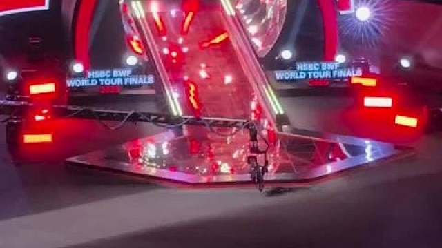 原来今天黄东萍出场牵的球童是艾登啊 艾登真是在球场长大的 真的很懂哎，知道要击掌 流水的混双， 铁打的艾登 ​​​