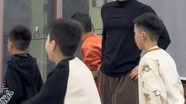 好像关上窗帘孩子跳的会更认真一点