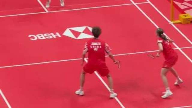 蒋振邦/魏雅欣迎战世锦赛苦主陈堂杰/杜依蔚，首局9-21先丢一局，后面以21-11、21-17连扳两局完成复仇。首进年终赛决赛，与凤凰组合成功会师！ ​​​