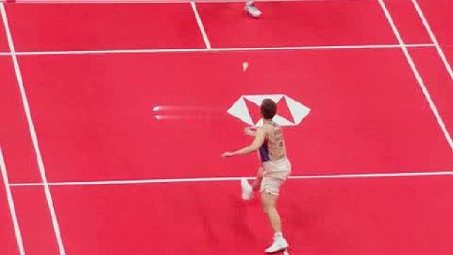 终于拍下了这个杀球特效和长多拍特效，石宇奇牛逼！！！在场馆里体验这个特效还是很好的，就是光线射过来的时候有点刺眼，所以就用补水吧的石宇奇应援手幅挡一下光线，也很好 ​​​