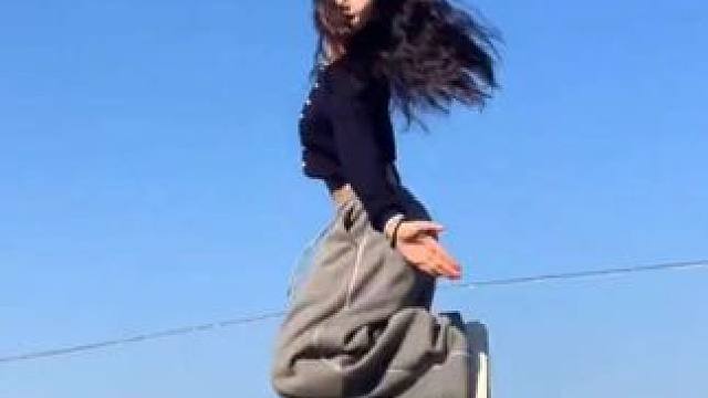 阳光下跳likeflower的活人感简直爆棚！