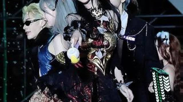 这小表情摇的 深圳欢乐谷女团小雨