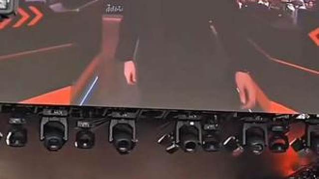 不认识捏蓝老师的还以为是哪位模特在走秀呢？走出了国际范！