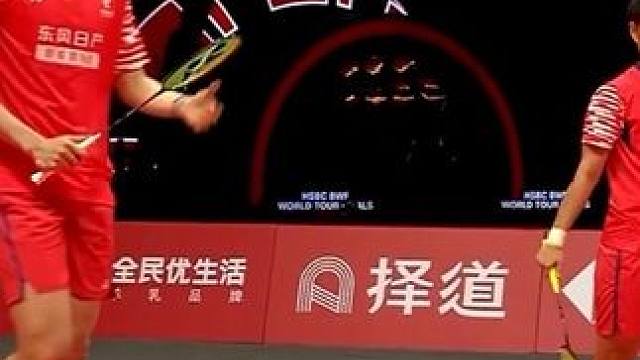 2025世巡赛，羽毛球天花板的顶级对决，神仙打架，首局可以说凤凰组合的暴力美学发挥到极致，反倒第二局