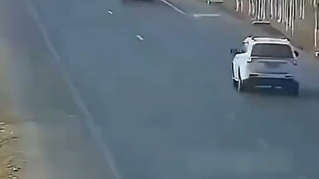 后车涉嫌故意别车，理应承担全部责任！