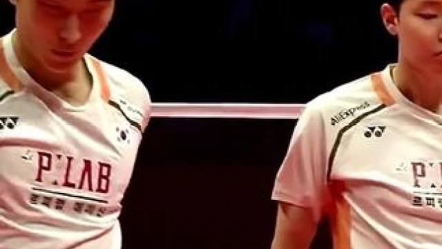 2025羽毛球世巡赛，男双决赛第一局，可以说是开始即火拼，王昶第一个球就拍线断线，全局断线了四把球拍