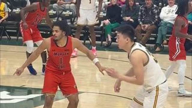 王俊杰再次给队友挡拆策应后，内线接球，非常强的身体素质，对抗以后完成上篮，再得2分！