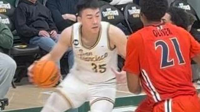 王俊杰所在的旧金山大学今日对战摩根州立大学。刚刚上场时状态不佳因为进攻失误被换下，重新换上后，稳扎稳打，内线接队友传球后转身打进本场第一个2分！