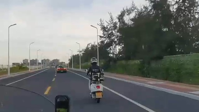 兜风的快乐，安全第一，文明驾驶。