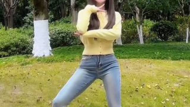NOT CUTE ANYMORE 谁能发现视频里的第二个人