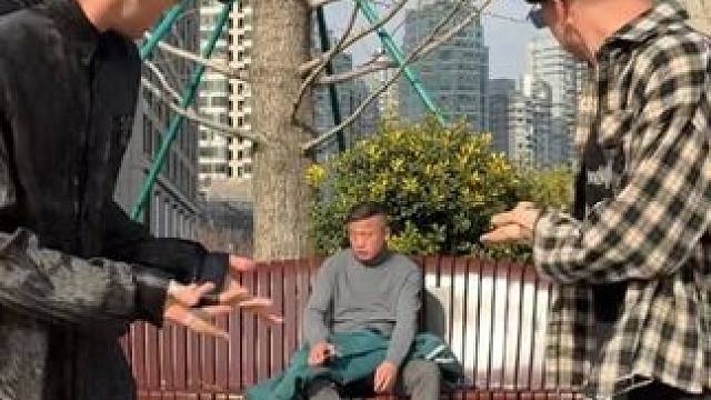 我们应该把他招入队吗?