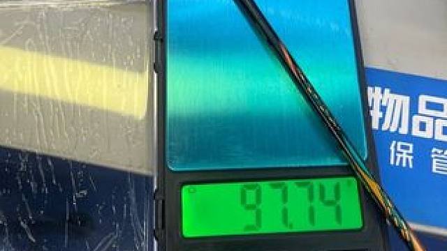 陪伴多年的战拍 击打感和挥感都很棒 一直以为是4u的 但这对吗… 怎么回事？